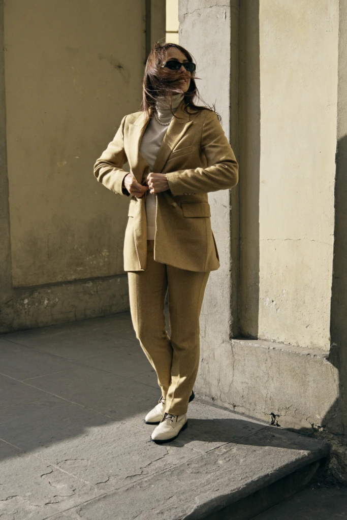 Hockerty menswear editorial photographed by Alessandro Michelazzi at Pitti Immagine Uomo 107 in the streets and pavilions of Florence, look 041.