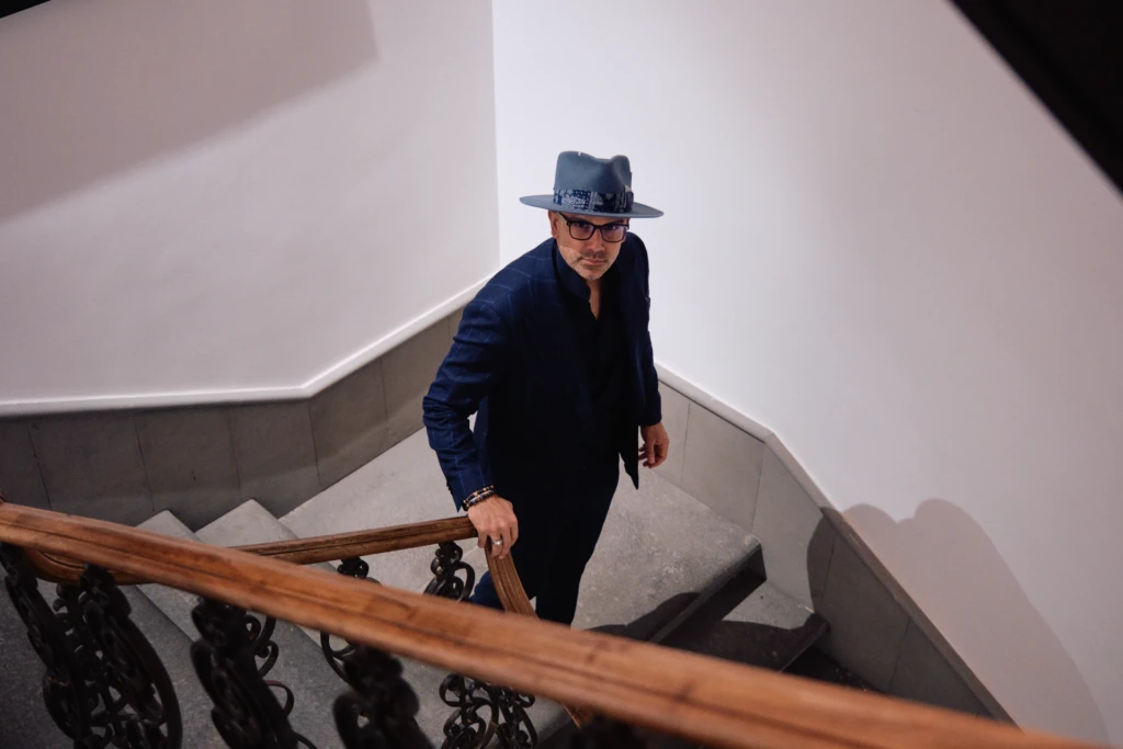 Style by Sarai (Jason Sarai) menswear editorial at Pitti Immagine Uomo 107, shot in Florence by Alessandro Michelazzi, look 090.