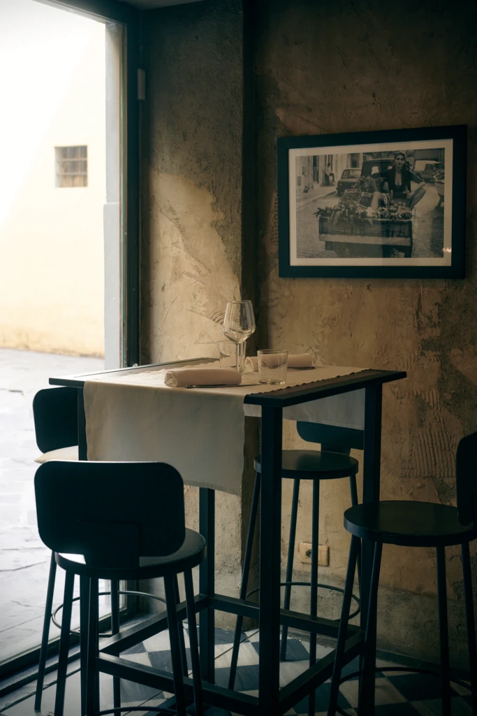 Oggi Firenze staff preparing drinks at the bar counter