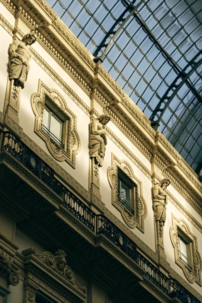 Milano Fashion Week street style wide view — photography by Alessandro Michelazzi