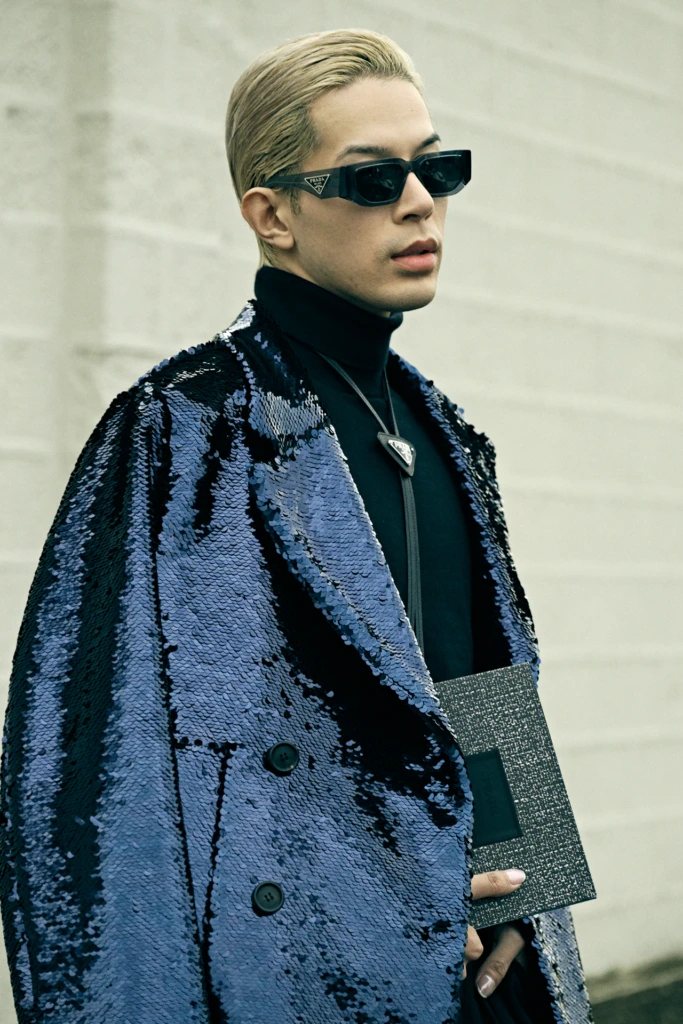 Milano Fashion Week January street style wide view — photography by Alessandro Michelazzi