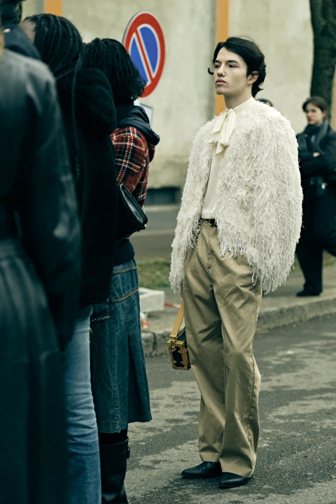 Milano Fashion Week January street style wide view — photography by Alessandro Michelazzi