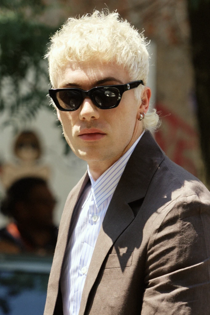 Milano Fashion Week June street style wide view — photography by Alessandro Michelazzi